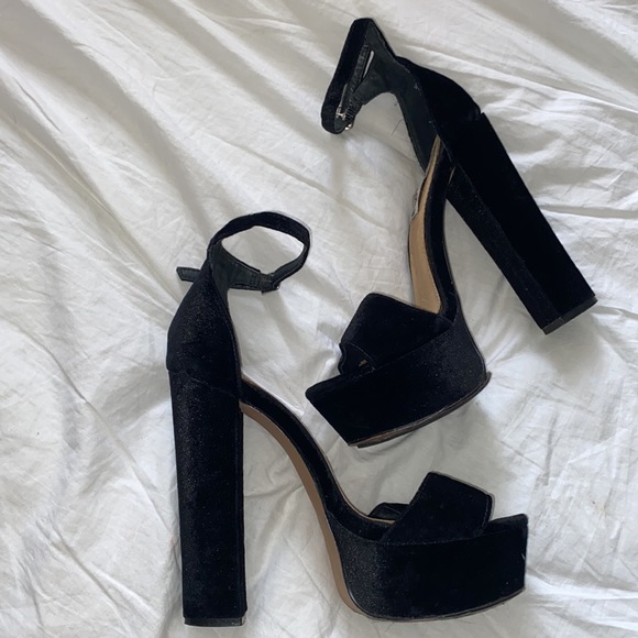 Steve Madden black velvet size 7 heels